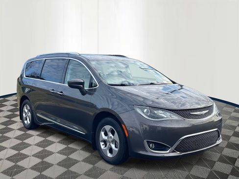 Used 2017 Chrysler Pacifica Touring-L Plus image 3