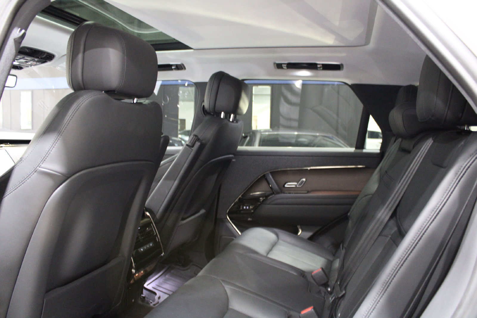 Used 2023 Land Rover Range Rover Sport SE AWD/4WD image 18