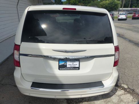 Used 2012 Chrysler Town & Country Touring-L w/ Driver Convenience Group FWD image 6