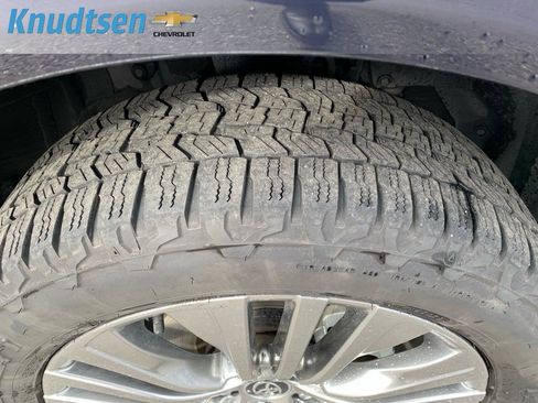 Used 2022 Toyota Venza XLE image 10