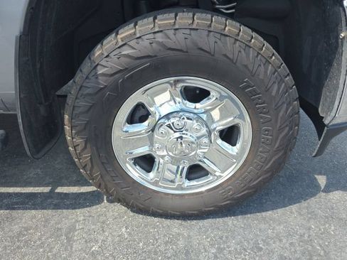 Used 2024 RAM 2500 Tradesman w/ Chrome Appearance Group AWD/4WD image 12