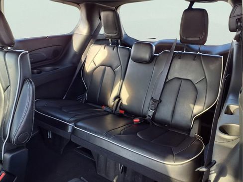 Used 2025 Chrysler Pacifica Limited image 24