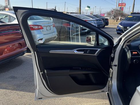 Used 2018 Ford Fusion SE w/ Fusion SE Technology Package image 14