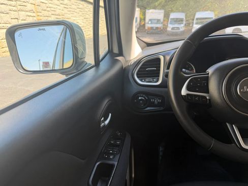 Used 2021 Jeep Renegade Latitude FWD image 17