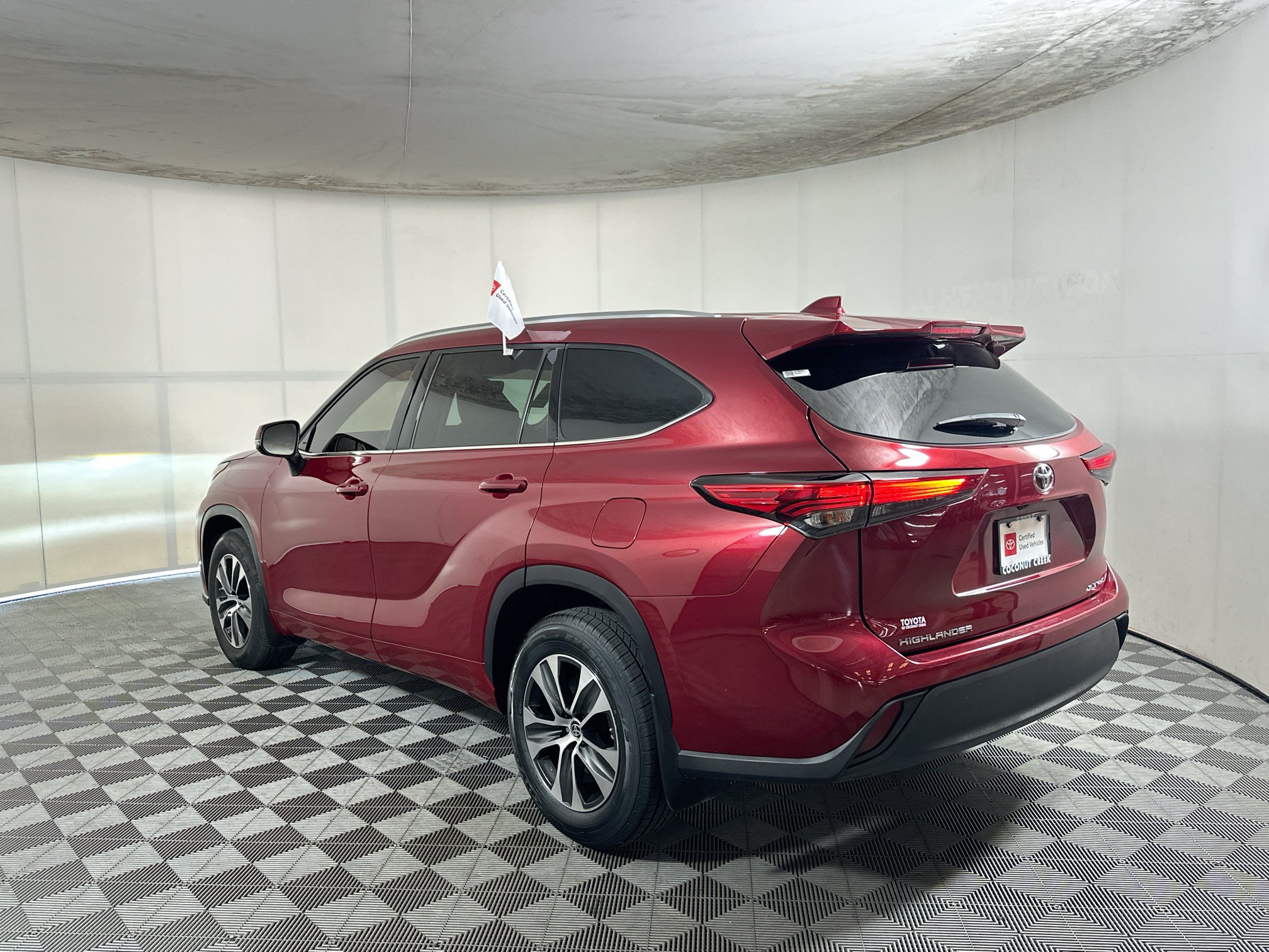Used 2021 Toyota Highlander XLE AWD/4WD image 5