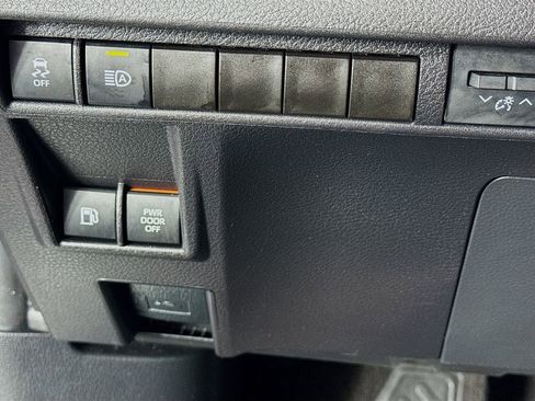 Used 2025 Toyota Sienna XLE FWD image 14