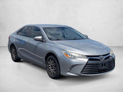 Used 2017 Toyota Camry LE image 3