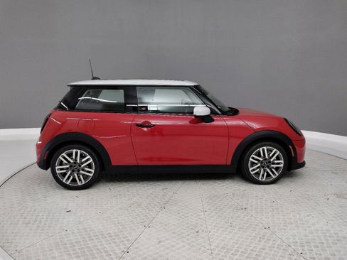 Used 2025 MINI Cooper 2-Door Hardtop image 5