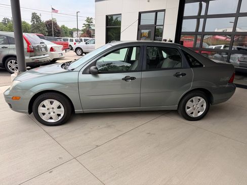 Used 2006 Ford Focus ZX4 Sedan FWD image 4