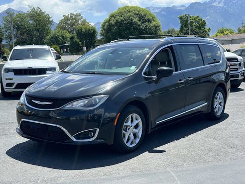 Used 2017 Chrysler Pacifica Touring-L Plus w/ Tire & Wheel Group FWD image 8