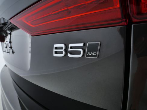 Used 2025 Volvo XC60 B5 Core AWD/4WD image 6