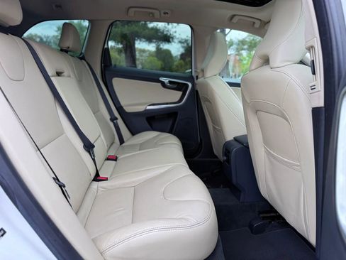 Used 2016 Volvo XC60 T5 Premier w/ Proximity Package FWD image 12