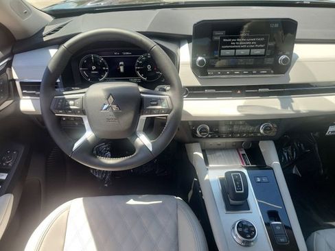 New 2025 Mitsubishi Outlander SEL image 16