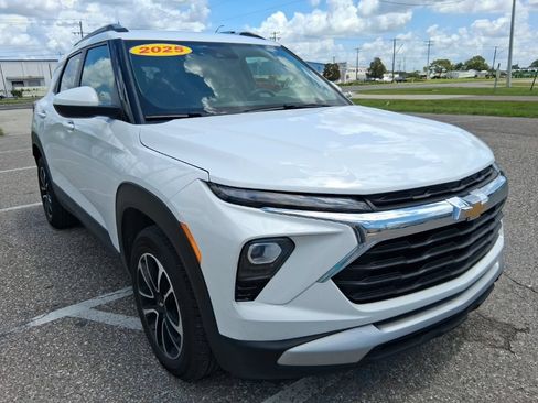 Used 2025 Chevrolet TrailBlazer LT FWD image 1