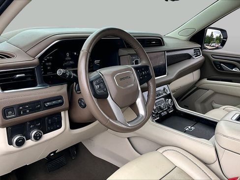 Used 2022 GMC Yukon XL Denali w/ Advanced Technology Package RWD image 17