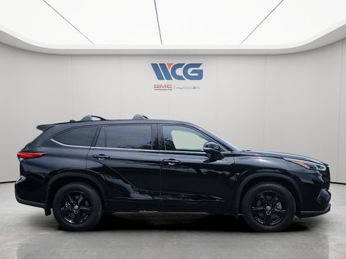 Used 2022 Toyota Highlander LE AWD/4WD image 3