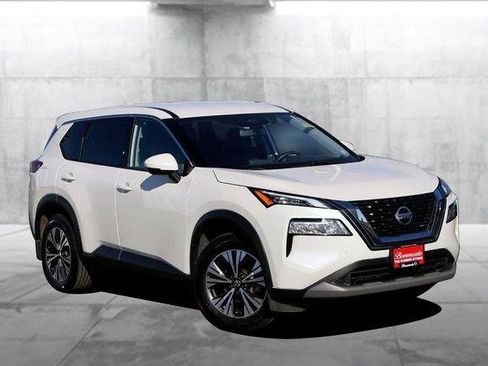 Used 2021 Nissan Rogue SV image 2