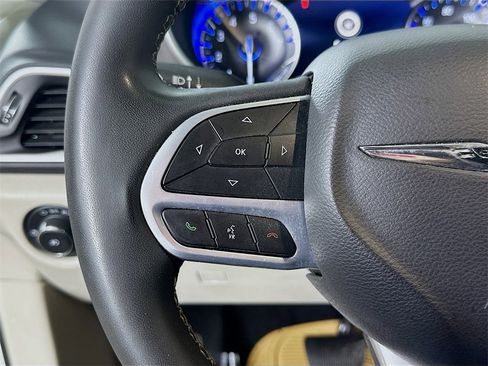 Used 2022 Chrysler Pacifica Touring-L image 24