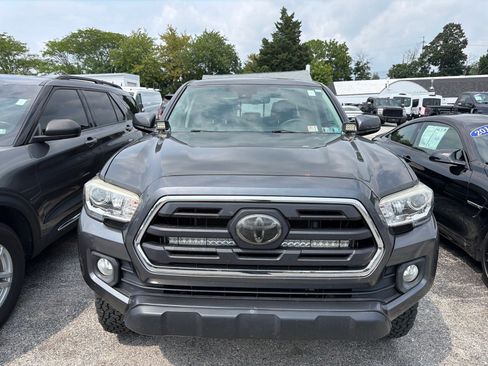 Used 2018 Toyota Tacoma SR5 AWD/4WD image 2