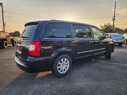 Used 2014 Chrysler Town & Country Touring w/ Driver Convenience Group FWD image 4