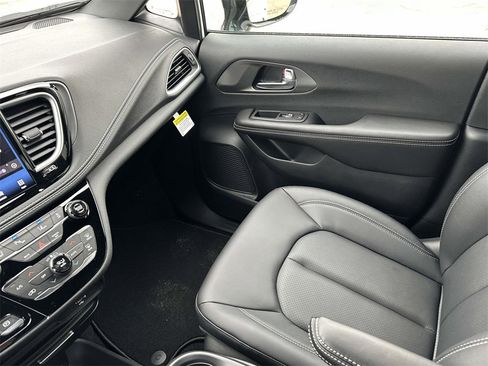 New 2026 Chrysler Pacifica Select image 17