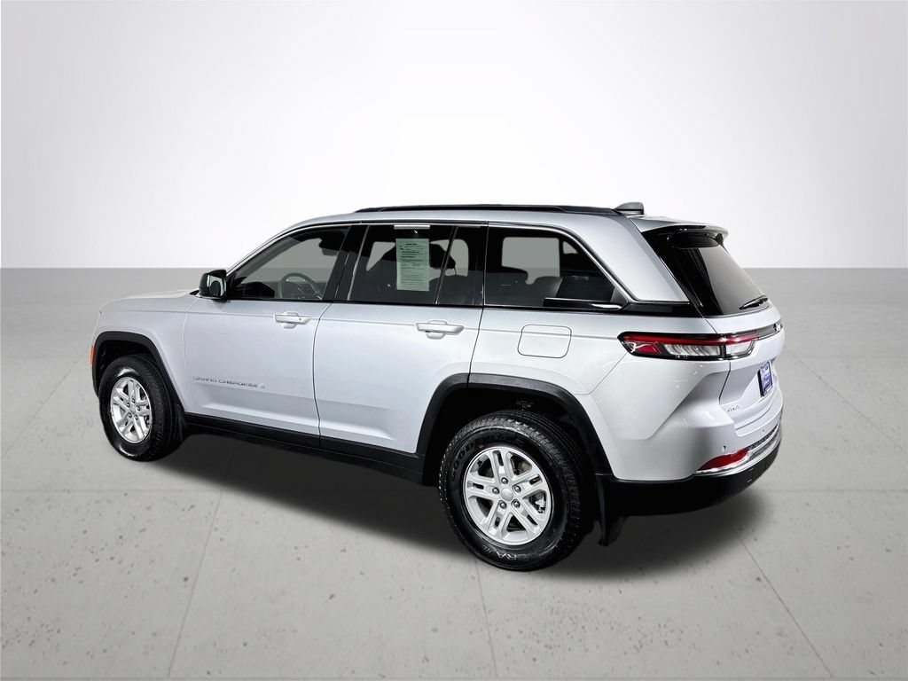 Used 2025 Jeep Grand Cherokee Laredo w/ MOPAR Finishing Package AWD/4WD image 9