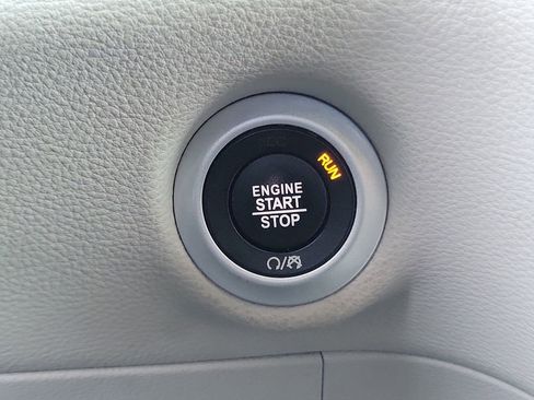 Used 2024 Chrysler Pacifica Select image 15