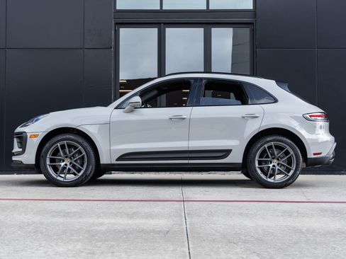 Certified 2023 Porsche Macan image 2