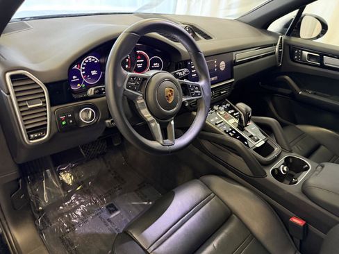 Used 2023 Porsche Cayenne Platinum Edition image 4