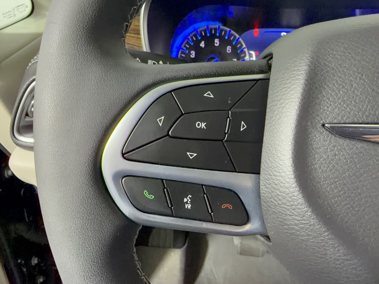 Used 2024 Chrysler Pacifica Limited FWD image 18