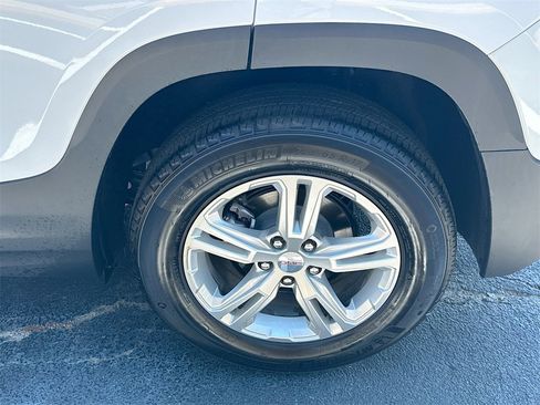 New 2024 GMC Terrain SLE w/ Driver Convenience Package image 24