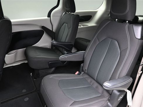 Used 2022 Chrysler Voyager LX FWD image 12