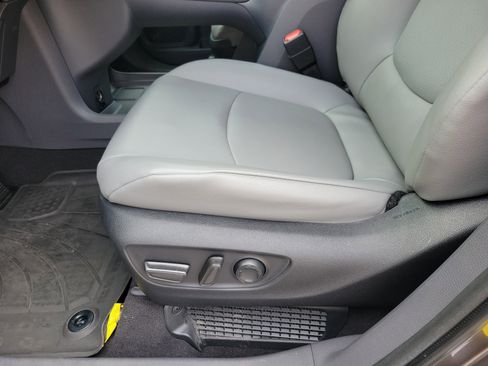 Used 2022 Toyota Sienna XLE w/ XLE Plus Package FWD image 6