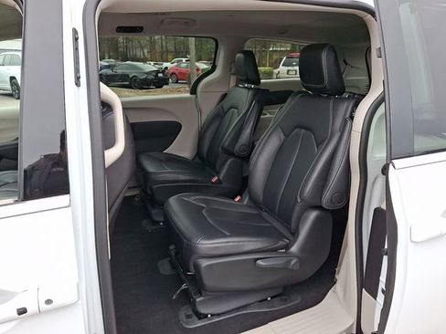 Used 2024 Chrysler Pacifica Limited FWD image 13