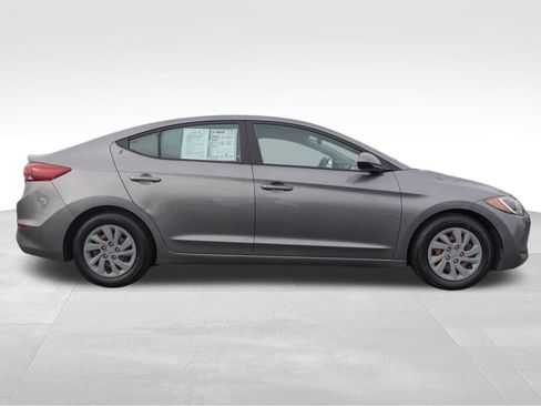 Used 2018 Hyundai Elantra SE image 2