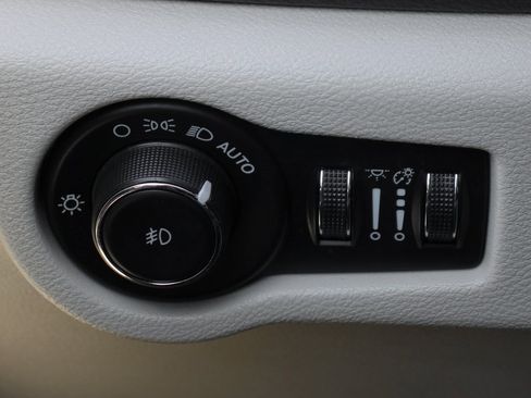 Used 2021 Chrysler Pacifica Touring w/ Uconnect Theater Family Group image 20