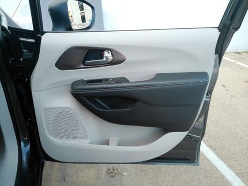 Used 2023 Chrysler Voyager LX image 19