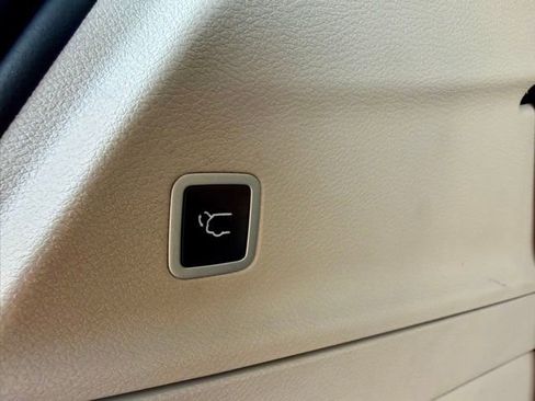 Used 2023 Chrysler Voyager LX image 13