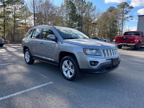Used 2014 Jeep Compass Latitude image 4