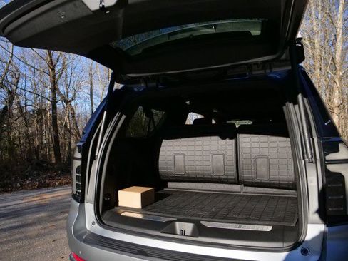 Used 2025 Chevrolet Suburban Premier image 38