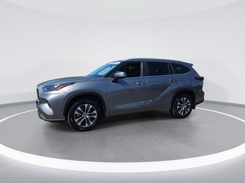 Certified 2025 Toyota Highlander XLE AWD/4WD image 5