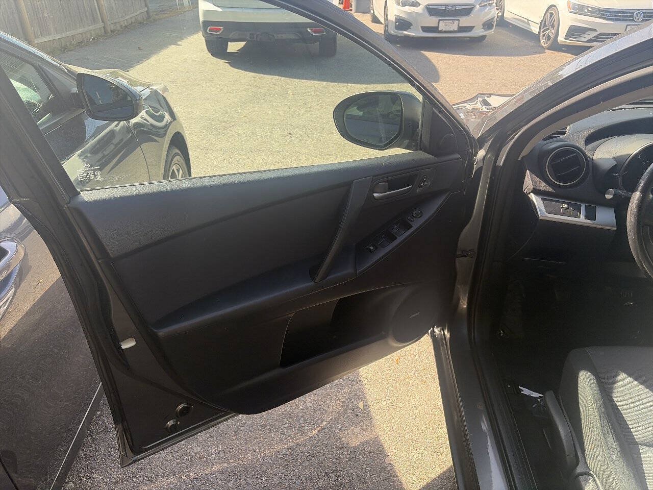 Used 2010 MAZDA MAZDA3 i Touring FWD image 4