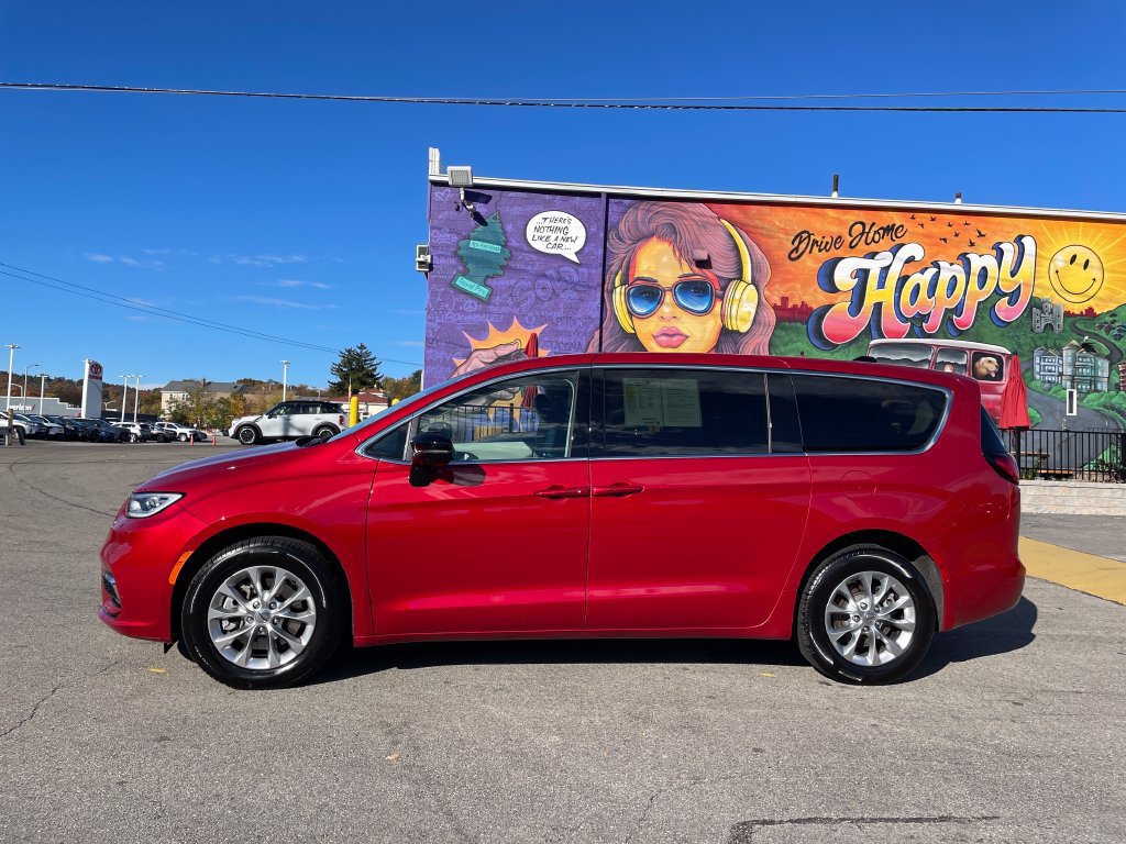 Used 2024 Chrysler Pacifica Touring-L AWD/4WD image 2