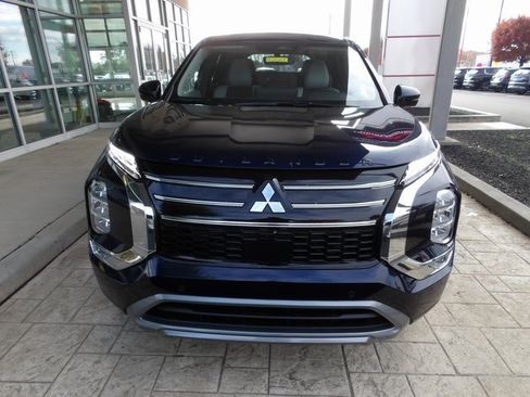 New 2025 Mitsubishi Outlander SE image 2