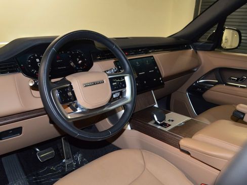 Used 2025 Land Rover Range Rover SE AWD/4WD image 4