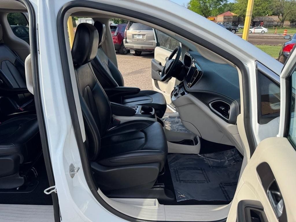 Used 2024 Chrysler Pacifica Limited FWD image 31