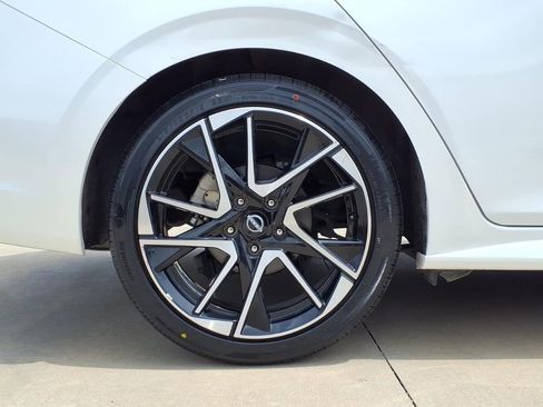 Used 2024 Nissan Sentra SR w/ SR Premium Package FWD image 19