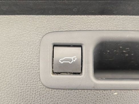 Used 2023 Toyota Highlander LE AWD/4WD image 29