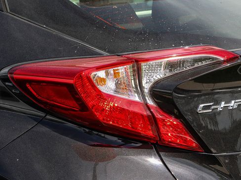 Used 2020 Toyota C-HR XLE image 7