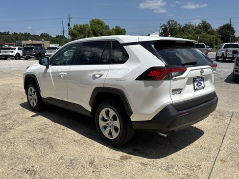 Used 2022 Toyota RAV4 LE FWD image 5